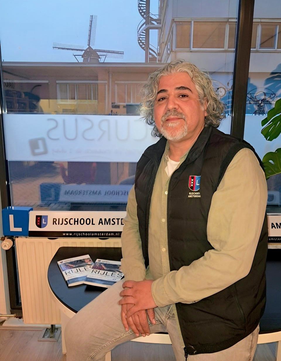 Hassan Laboui, rij-instructeur bij Rijschool Amsterdam, op kantoor